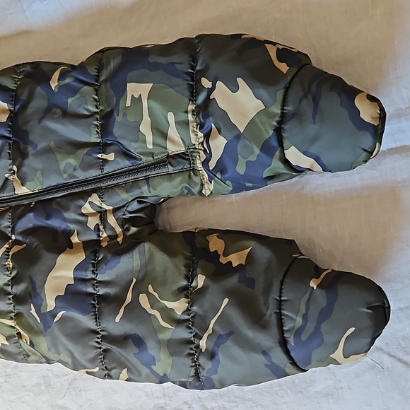 Old Navy Baby Camouflage Puffed Footed Snow Hoodie Jumpsuit Size 6 to 12 months - Picture 6 of 14